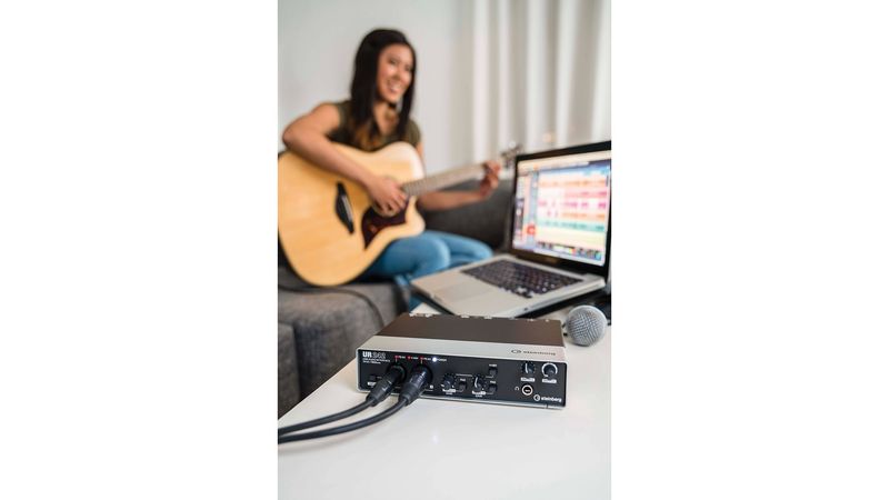 Interface de Áudio 4 x 2 USB 2.0 UR-242 - Steinberg By